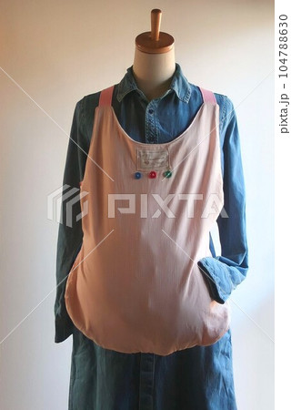 お腹のふくらみを胎児人形で再現すると お腹のふくらみを胎児人形で再現すると 104788630