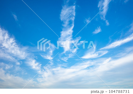 青空に風と共にたなびく雲　a-1 104788731