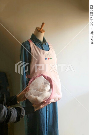 子宮の中で育つ赤ちゃんの様子を体感できる妊娠体験グッズ 104788982