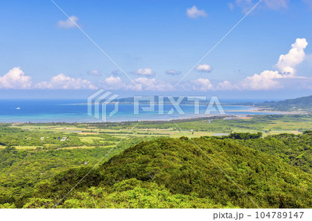 エメラルドの海を見る展望台 (10月　晴れ　石垣島) 104789147