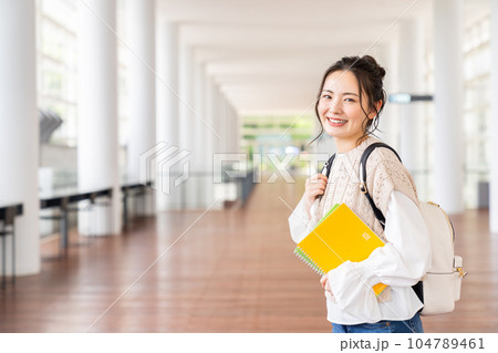 大学生の女の子 大学生の女の子 104789461