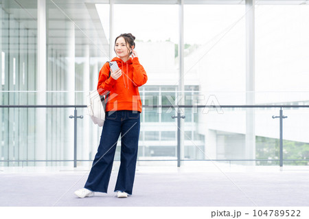 大学生の女の子 104789522