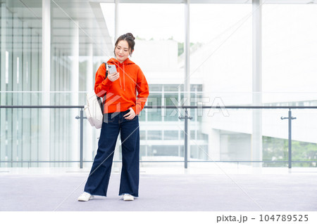 大学生の女の子 104789525