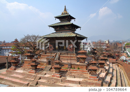 南アジアのネパール世界文化遺産カトマンドゥ盆地　ダルバール広場の一際高い三重の塔があるタレジュ寺院 104789664