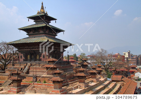 南アジアのネパール世界文化遺産カトマンドゥ盆地　ダルバール広場の一際高い三重の塔があるタレジュ寺院 104789675