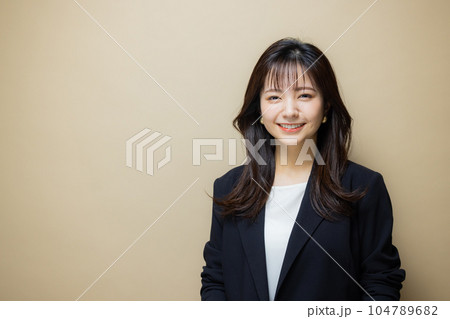 ビジネスウーマン　ベージュバック　 104789682