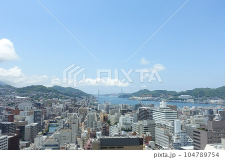 長崎市役所の屋上から望む長崎市中心部の眺め 104789754