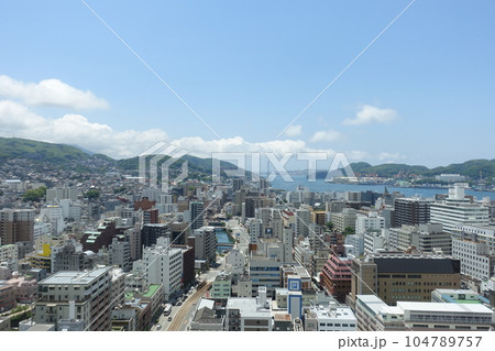 長崎市役所の屋上から望む長崎市中心部の眺め 104789757
