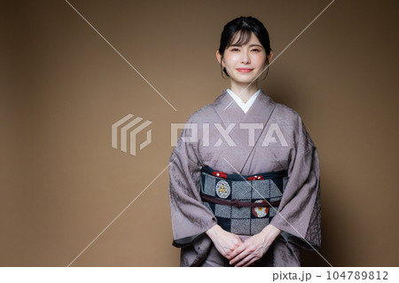 グレーの色無地　着物　和装 104789812