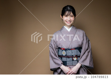 グレーの色無地　着物　和装 104789813