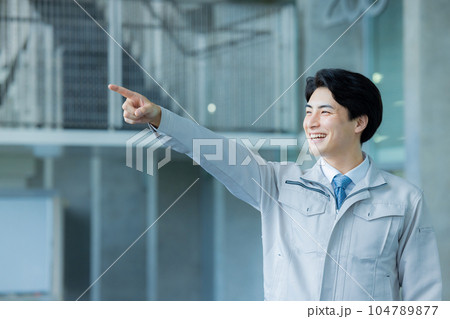作業着の男性　オフィスビル 104789877