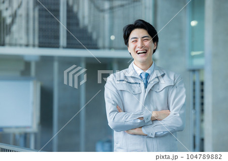 作業着の男性　オフィスビル 104789882