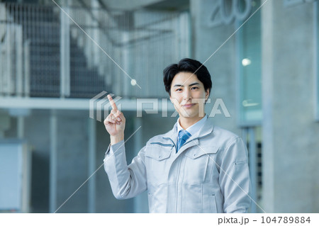 作業着の男性　オフィスビル 104789884