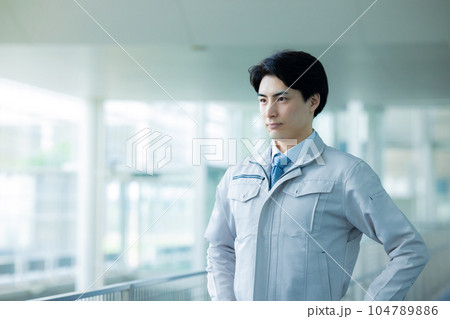 作業着の男性　オフィスビル 104789886