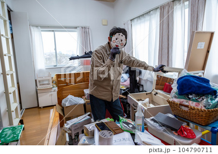 断捨離をする男性 大掃除 断捨離をする男性 大掃除 104790711