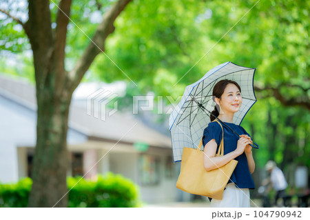 日傘の女性 日傘の女性 104790942