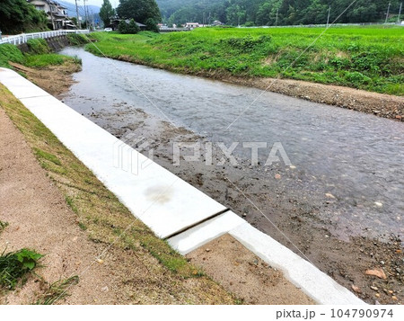 完成した水害で崩れた河川の法面修復工事 完成した水害で崩れた河川の法面修復工事 104790974