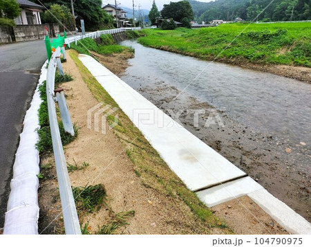 完成した水害で崩れた河川の法面修復工事 完成した水害で崩れた河川の法面修復工事 104790975