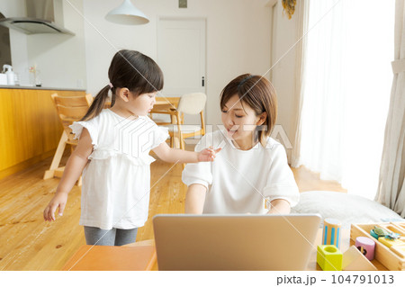 働くママと遊んでいる子供 働くママと遊んでいる子供 104791013