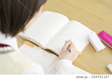 勉強をする女子高生 顔無し 勉強をする女子高生 顔無し 104791187