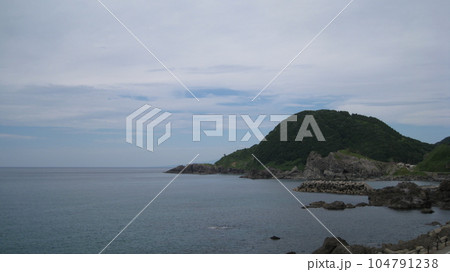 夏の穏やかな日本海と緑の山や岬の風景 104791238