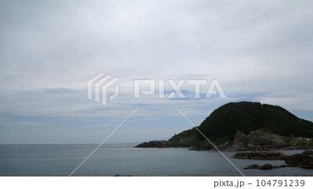 夏の穏やかな日本海と緑の山や岬の風景 104791239