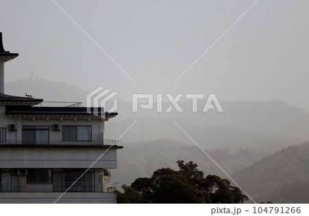 中国大陸で巻き上がった黄砂が北陸地方に飛来し、日中にもかかわらず一時視界が悪くなった 104791266