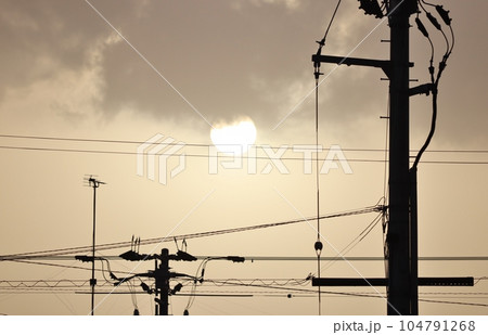 中国大陸で巻き上がった黄砂が北陸地方に飛来し、日中にもかかわらず一時視界が悪くなった 104791268