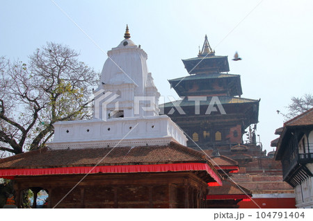 南アジアのネパール世界文化遺産カトマンドゥ盆地　三重の塔タレジュ寺院が見えるダルバール広場の景色 104791404