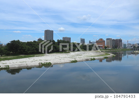 岡崎公園の河川敷と乙川(潜水橋、岡崎城、菅生神社方面) 岡崎公園の河川敷と乙川(潜水橋、岡崎城、菅生神社方面) 104791433