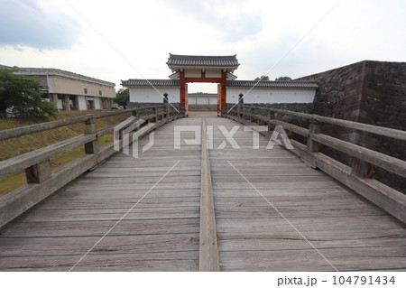 山形城の本丸一文字門石垣・大手橋・高麗門・枡形土塀 山形城の本丸一文字門石垣・大手橋・高麗門・枡形土塀 104791434