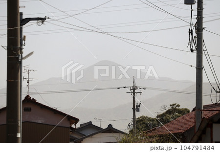 中国大陸で巻き上がった黄砂が北陸地方に飛来し、日中にもかかわらず一時視界が悪くなった 中国大陸で巻き上がった黄砂が北陸地方に飛来し、日中にもかかわらず一時視界が悪くなった 104791484