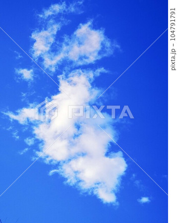 春の青空と白い雲 104791791
