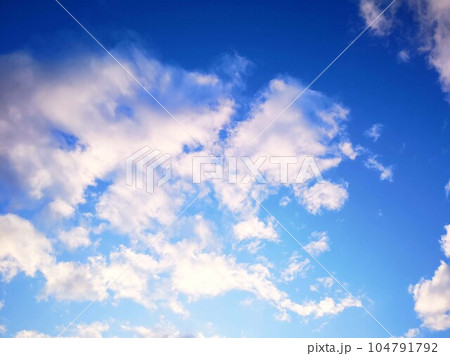 5月の青空と白い雲 104791792