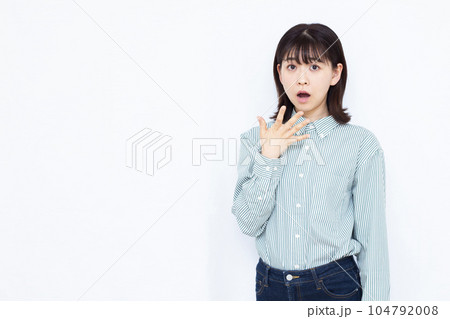 白い背景の前でビックリしている30代の女性 白い背景の前でビックリしている30代の女性 104792008