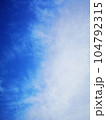 5月の青空と白い雲 104792315
