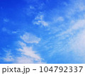 青空に浮かぶ白い雲 104792337
