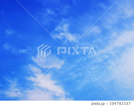 青空に浮かぶ白い雲 104792337
