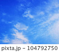 5月の青空に浮かぶ白い雲 104792750