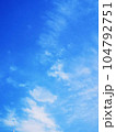 青空と白い雲 104792751