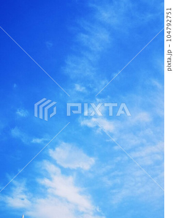 青空と白い雲 104792751