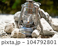 岩のシェードとシルバーのランタン 104792801