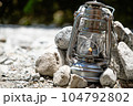岩のシェードとシルバーのランタン 104792802