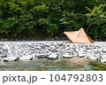 川沿いキャンプでベージュのテントを設営 104792803