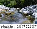 絹のように流れる清流 104792807