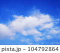 5月の青空と白い雲 104792864
