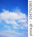 青空に浮かぶ白い雲 104792865
