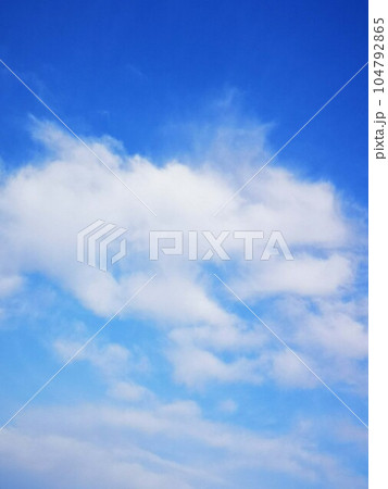 青空に浮かぶ白い雲 104792865