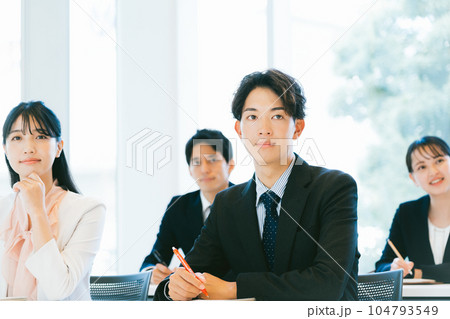 セミナーを受ける社会人 104793549