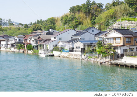 隠岐西郷地区八尾川沿いの民家の景色 隠岐西郷地区八尾川沿いの民家の景色 104793675